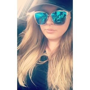 Meet your Posher, Casey